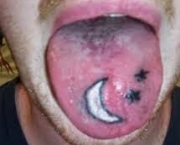 Tattoo na Língua lua com estrela