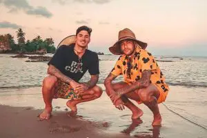Gabriel Medina e Neymar Jr usando chapéu de palha