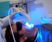 como-funciona-o-clareamento-dental-a-laser (12)