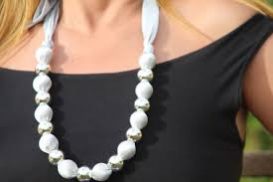 Look com colar de Cetim